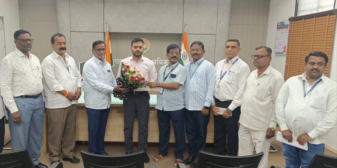 कास्ट्राईब जिल्हा परिषद कर्मचारी संघटनेने केला मुख्य कार्यकारी अधिकारी कुलदिप जंगम यांचा सत्कार