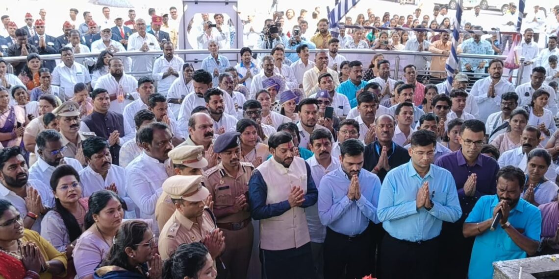 सोलापुरात भीम जयंती निमित्त सामूहिक बुद्ध वंदना ; सर्वच प्रशासकीय अधिकाऱ्यांनी एकत्रित केले महामानवास अभिवादन