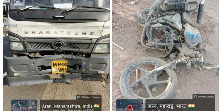 सोलापूर पुणे हायवेवर भरधाव ट्रकची दुचाकीला समोरून धडक ; एका तरुणाचा जागीच मृत्यू