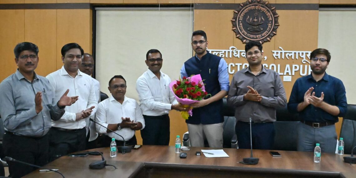सोलापूरचा माणूस नागपुरात बसलाय, काळजी करू नका ; ‘ स्ट्रिक्ट’ कुमार आशीर्वाद यांना सोलापूरकरांचा हॅपी निरोप