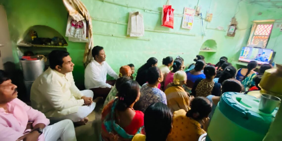 सोलापूरच्या आमदारांनी विडी कामगायांच्या घरात बसून ऐकली ‘मन की बात’