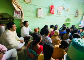 सोलापूरच्या आमदारांनी विडी कामगायांच्या घरात बसून ऐकली ‘मन की बात’