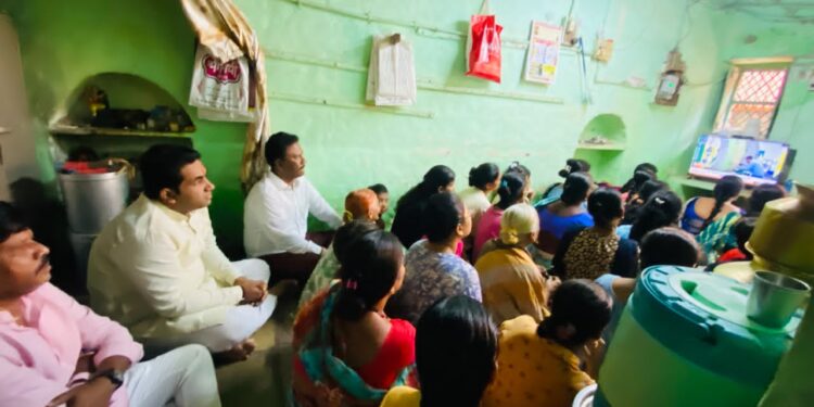 सोलापूरच्या आमदारांनी विडी कामगायांच्या घरात बसून ऐकली ‘मन की बात’