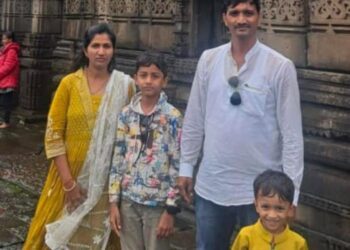 धक्कादायक ! पत्नीसह दोन मुलांना आइस्क्रीम मधून विष दिले ! स्वतः गळफास घेऊन केली आत्महत्या ; सोलापूरच्या बार्शी तालुक्यात दुर्दैवी घटना