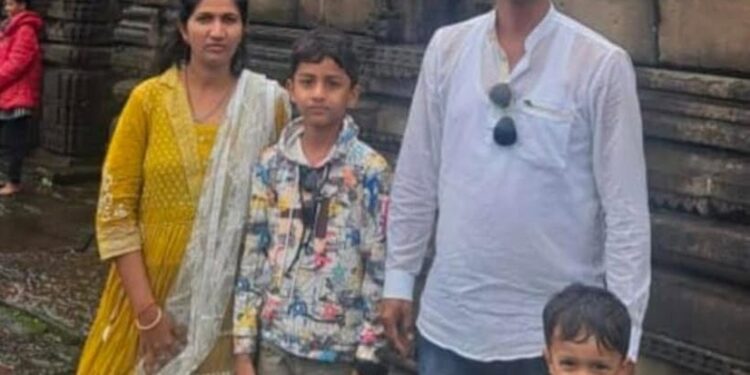 धक्कादायक ! पत्नीसह दोन मुलांना आइस्क्रीम मधून विष दिले ! स्वतः गळफास घेऊन केली आत्महत्या ; सोलापूरच्या बार्शी तालुक्यात दुर्दैवी घटना