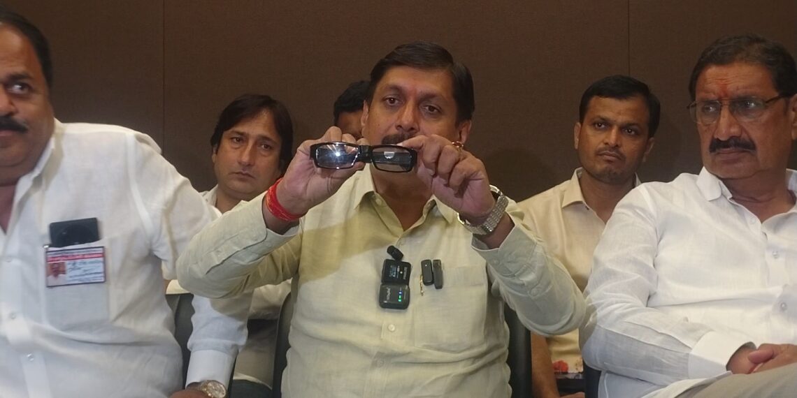 धैर्यशील मोहितेंनी दाखवलेल्या ‘रेकॉर्डिंग गॉगल’ची चर्चा ; तसा गॉगल कोण लावला होता?