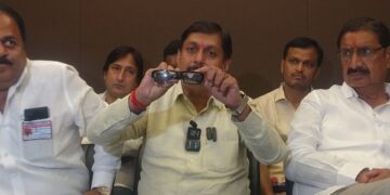 धैर्यशील मोहितेंनी दाखवलेल्या ‘रेकॉर्डिंग गॉगल’ची चर्चा ; तसा गॉगल कोण लावला होता?