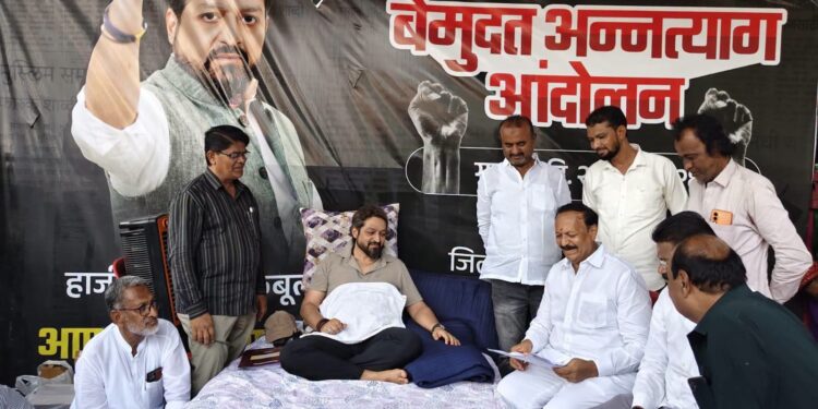 भाजपचे आमदार विजयकुमार देशमुख मुस्लिम आंदोलनाच्या भेटीला ; राजकीय वर्तुळात चर्चांना उधाण