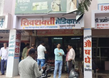 सोलापुरात चोरट्याने रोख रकमेसह चोरले कॅडबरी अन् फेस वॉश ; पोलीस चौकी शेजारील मेडिकल फोडले!