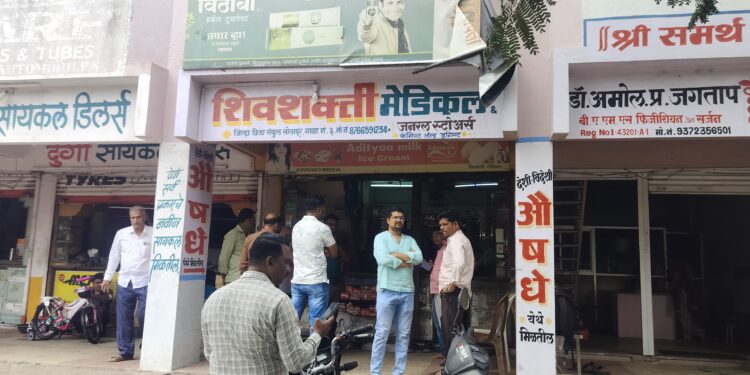 सोलापुरात चोरट्याने रोख रकमेसह चोरले कॅडबरी अन् फेस वॉश ; पोलीस चौकी शेजारील मेडिकल फोडले!